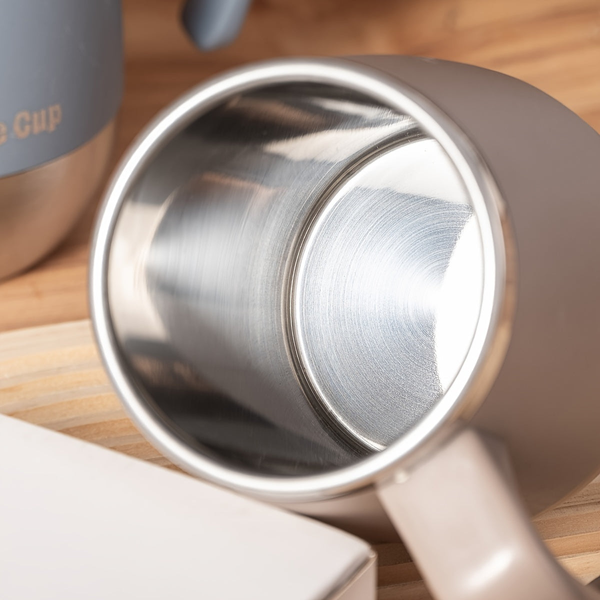 Stainless steel insulated coffee cup with lid